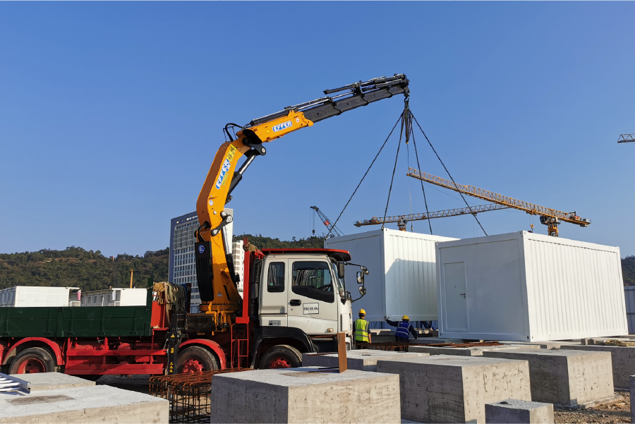 新海通集团承接中铁(澳门)有限公司的澳门离岛办公区的货柜吊装工程.